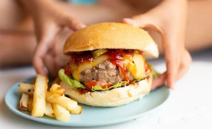 vsego-5-minut-reklami-vrednoi-pishchi-uvelichivayut-potreblenie-kalorii-detmi-issledovanie