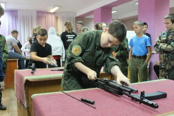 russia-signed-an-agreement-with-the-yunarmists-in-the-occupied-donetsk-region-more-than-5500-children-are-involved