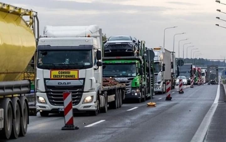 a-strike-of-polish-carriers-has-begun-at-the-dorohusk-yahodyn-checkpoint-truck-traffic-has-been-suspended