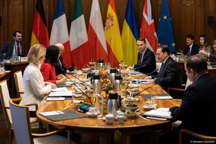 rosiia-povynna-zrobyty-tse-bez-zvolikannia-krainy-hrupy-veimar-opryliudnyly-spilnu-zaiavu