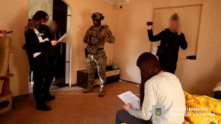 divchat-pid-vyhliadom-eskortu-verbuvaly-dlia-seks-posluh-i-shantazhuvaly-publikatsiiamy-v-telegram-vykryly-11-dilkiv