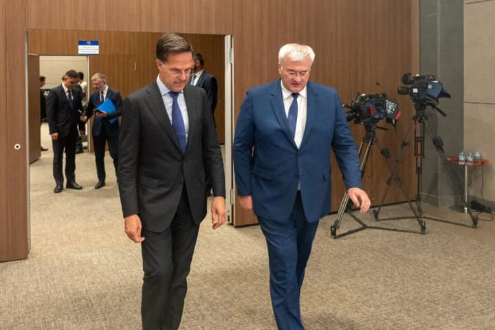 vidmova-rf-vid-prypynennia-vohniu-i-prosuvannia-myrnoho-protsesu-sybiha-zustrivsia-iz-hensekom-nato