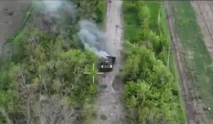 vsu-pokazali-effektnoe-unichtozhenie-t-72-i-dvukh-bronemashin-rf-na-pokrovskom-napravlenii