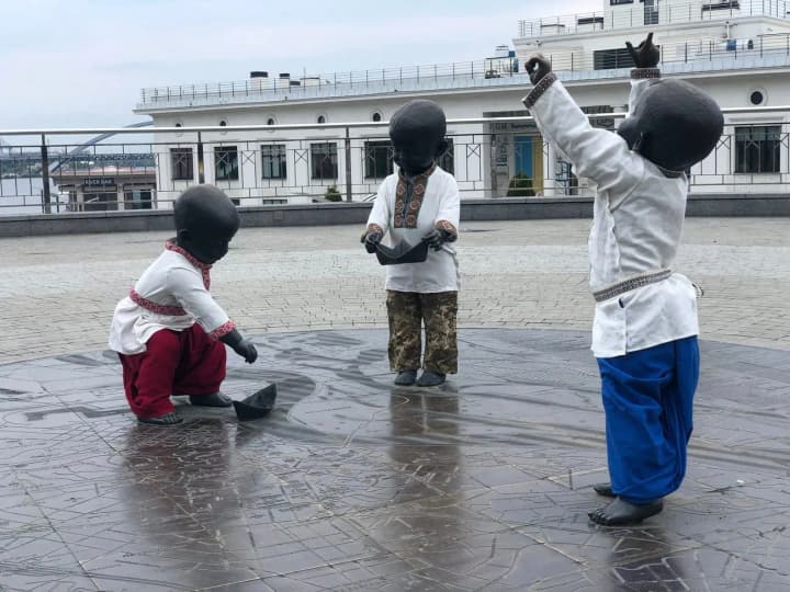 den-vyshyvanky-u-kyievi-skulptury-malenkykh-zasnovnykiv-stolytsi-vdiahnuly-v-ukrainske-tradytsiine-vbrannia