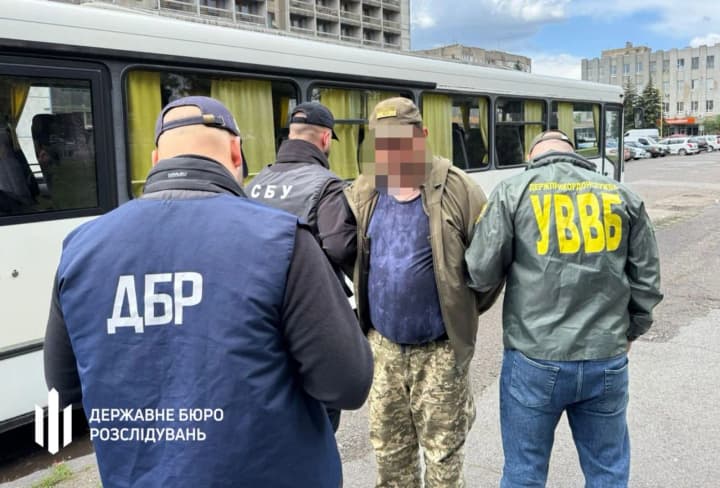 selling-information-in-zakarpattia-the-state-bureau-of-investigation-detained-a-law-enforcement-officer-who-helped-evaders-illegally-cross-the-border