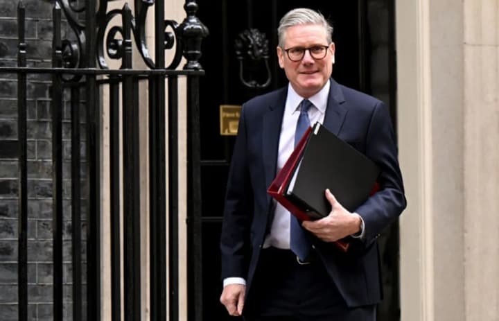 starmer-zaiavyv-shcho-khet-tryk-uhod-z-indiieiu-ssha-ta-yes-povertaie-brytaniiu-na-svitovu-arenu