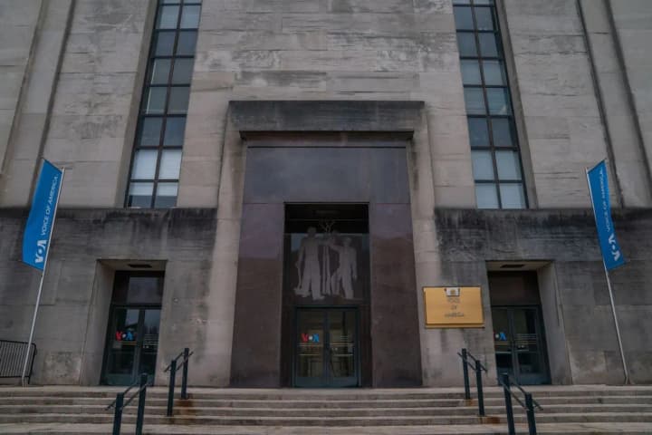 tramp-planiruet-prodat-shtab-kvartiru-golosa-ameriki