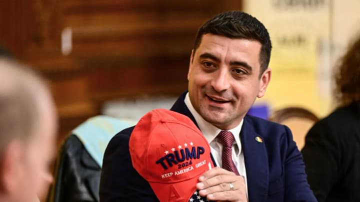 vybory-v-rumunii-simion-ta-dzhordzhesku-buly-vydvoreni-z-vyborchii-dilnytsi-u-pryhorodi-bukharesta-pislia-sprob-zrobyty-zaiavy