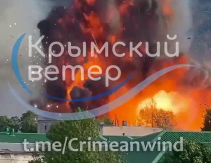 v-okupovanomu-krymu-dosi-detonuiut-sklady-rosiian-pislia-ataky-droniv-pokazaly-kadry-potuzhnoho-vybukhu