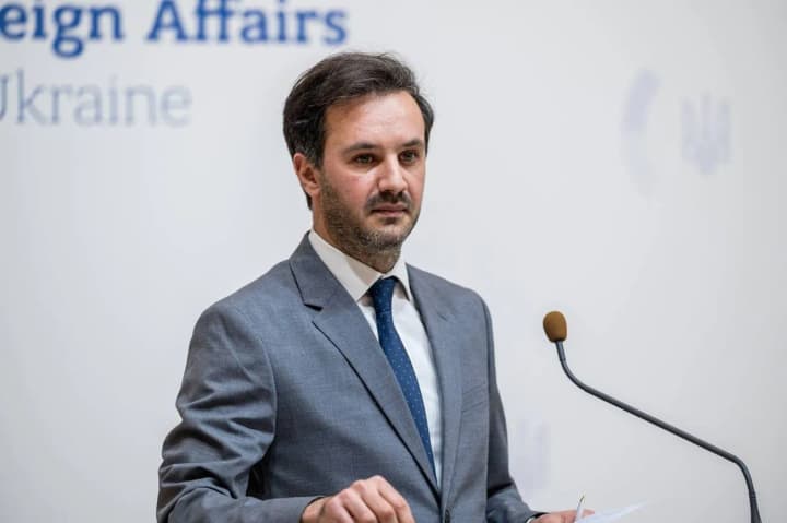 v-rf-tolko-odin-chelovek-prinimaet-finalnie-resheniya-spiker-mid-ukraini-obyasnil-zachem-zelenskomu-vstrecha-s-putinim