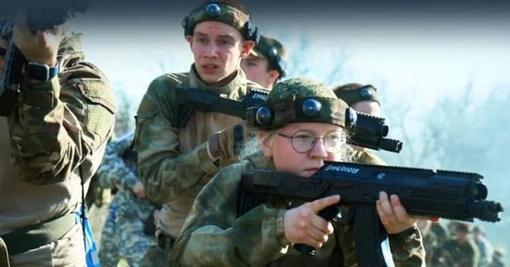 okkupanti-na-vot-donetchini-gotovyat-detei-sirot-k-voine-pod-rukovodstvom-boevikov