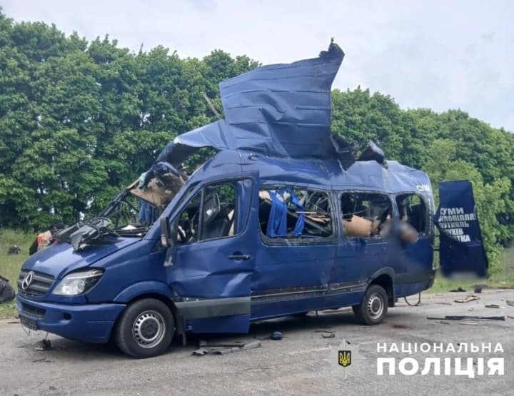 russian-strike-on-a-bus-in-sumy-region-authorities-reported-that-people-were-traveling-for-evacuation