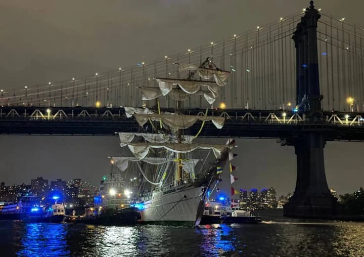 sudno-vms-meksiki-protaranilo-bruklinskii-most-yest-postradavshie-video