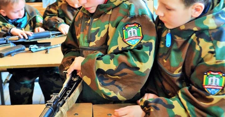 okupanty-hotuiut-ukrainskykh-ditei-do-viiny-pid-vyhliadom-vidpochynku-v-taborakh-rf