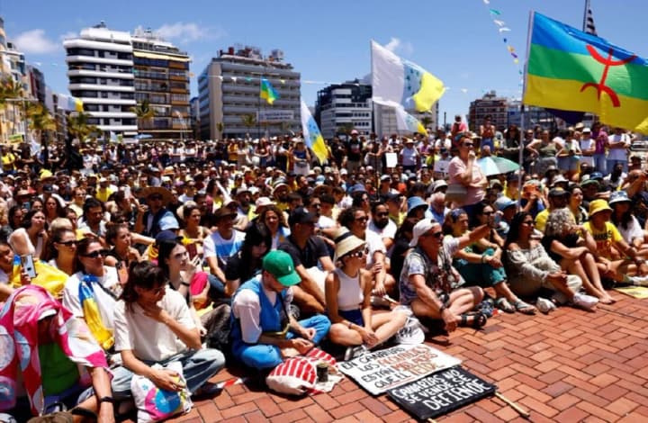 na-kanarakh-tisyachi-lyudei-protestovali-protiv-turizma-iz-za-rosta-tsen-i-perenaseleniya