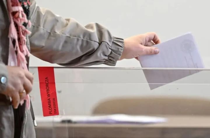 v-polshe-prodolzhaetsya-vtoroi-tur-prezidentskikh-viborov-kto-pobedit-liberal-ili-pravii-konservator