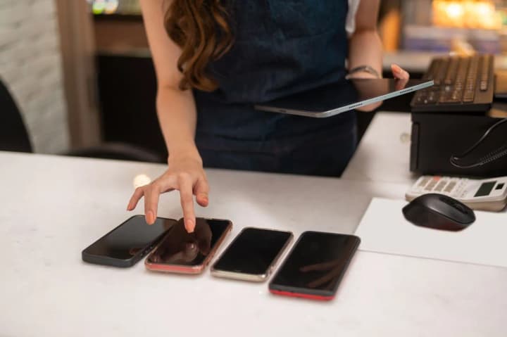 gadzheti-s-chernogo-vkhoda-kak-smartfoni-i-tekhnika-obkhodyat-tamozhnyu