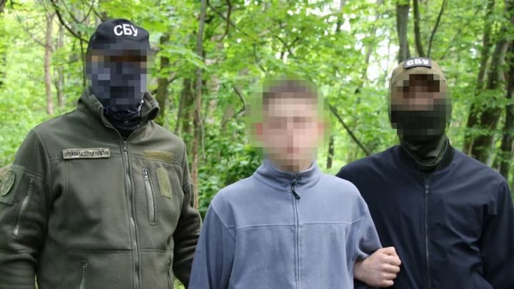 khotiv-pidirvaty-budivliu-kyivskoho-ttsk-pislia-pidpalu-avto-viiskovykh-sbu-vdruhe-zatrymala-17-richnoho-ahenta-fsb