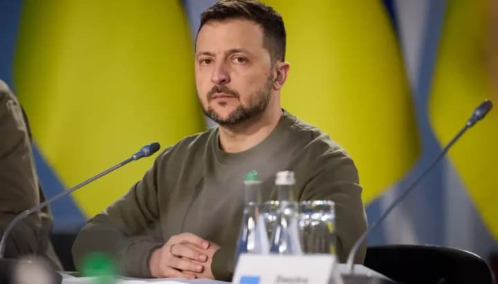 zelenskomu-doviriaiut-74percent-ukraintsiv-prytuli-50percent-sotsopytuvannia