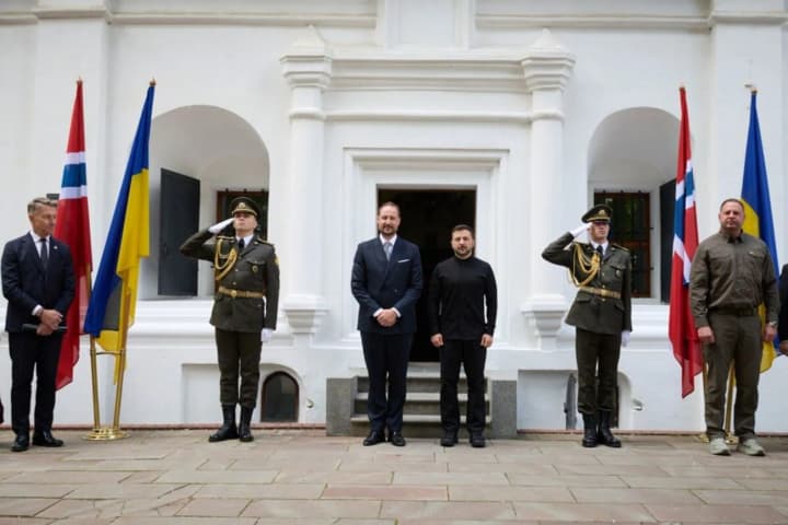 zelenskii-vstretilsya-s-kronprintsem-norvegii-khokonom-detali-vizita