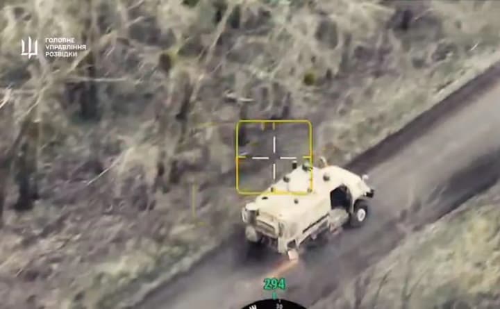 nominatsiia-na-dryft-roku-u-hur-pokazaly-efektne-video-evakuatsii-pidbytoho-rosiianamy-bronovyka-z-polia-boiu