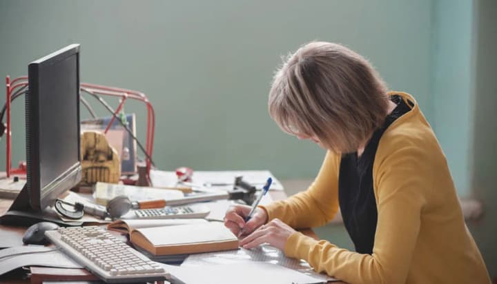 vchyteli-perevantazheni-opytuvannia-pokazalo-yaki-oboviazky-osvitiany-vykonuiut-poza-shkilnymy-urokamy