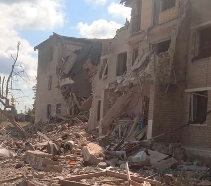 invaders-hit-a-residential-building-in-kharkiv-region-with-an-air-bomb-two-people-were-injured