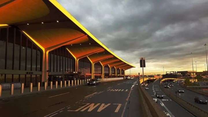 v-aeroportu-niuarka-skorochuiut-reisy-dlia-zmenshennia-zatoriv