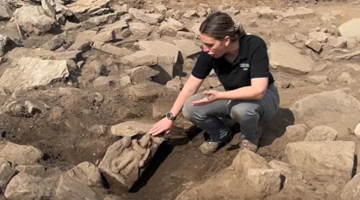 arkheolohy-liubyteli-u-brytanii-rozkopaly-krylatu-bohyniu-bilia-valu-chasiv-rymskoi-imperii