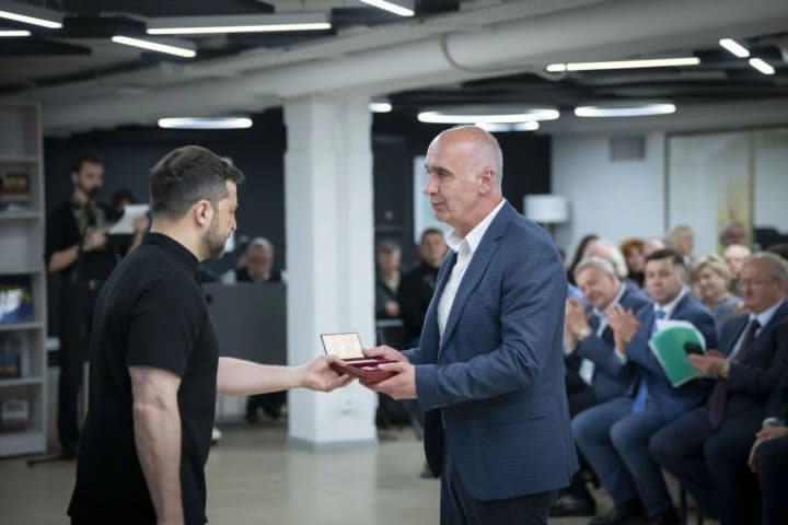 zelenskii-provel-vstrechu-s-uchenimi-vo-vremya-kotoroi-otmetil-ikh-zaslugi-i-vruchil-gosudarstvennie-nagradi