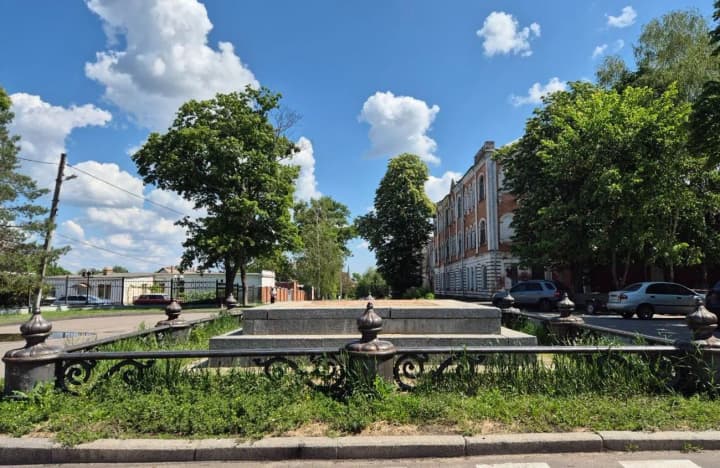 in-poltava-the-dismantling-of-the-monument-at-the-resting-place-of-peter-i-has-been-completed-media