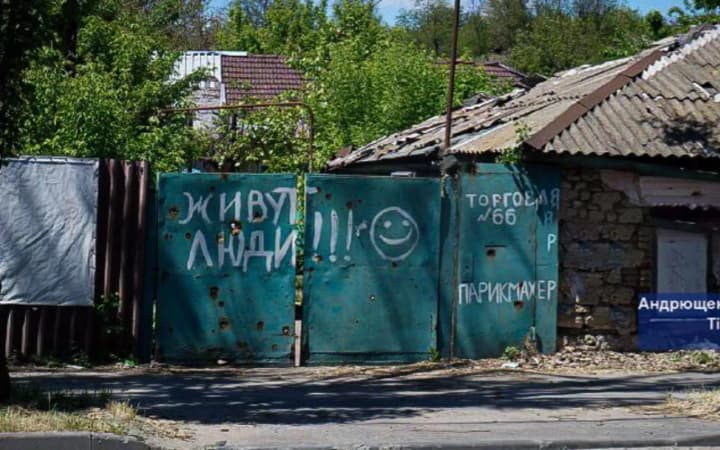 okupanty-zbyraiutsia-znesty-blyzko-10-tysiach-pryvatnykh-budynkiv-u-mariupoli