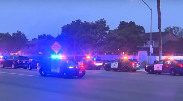 nebolshoi-samolet-upal-v-ssha-vspikhnul-masshtabnii-pozhar-v-domakh