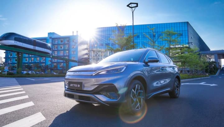 byd-vpershe-vyperedyv-tesla-v-yevropi-kytaiskyi-vyrobnyk-lidyruie-u-prodazhu-elektromobiliv