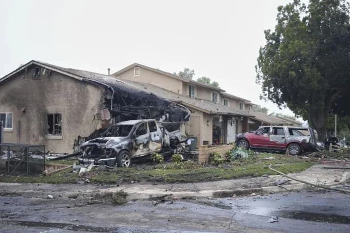 in-the-us-a-private-plane-crashed-into-a-residential-area-in-san-diego-there-are-victims