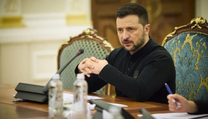 zelenskii-prikazal-uvelichit-proizvodstvo-dronov-perekhvatchikov-i-raket