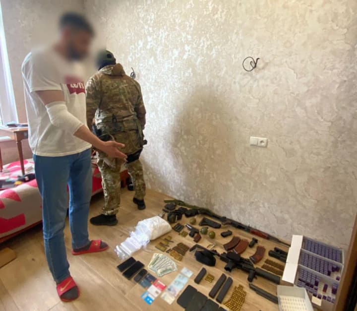 u-kyievi-likviduvaly-hrupu-yaka-prodavala-elektronni-syharety-z-kanabisom-i-nezakonno-zberihala-zbroiu