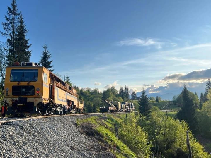 damage-to-the-railway-in-the-carpathians-passengers-of-rakhiv-bound-trains-are-being-transported-by-transfers