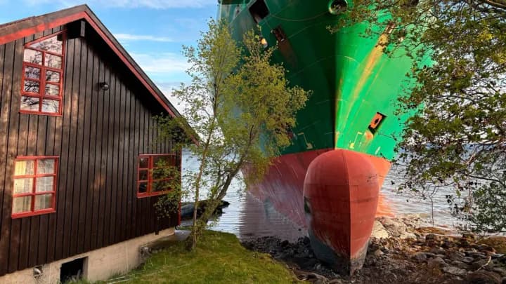 u-norvehii-135-metrovyi-vantazhnyi-korabel-kynuv-yakir-na-podviri-v-cholovika