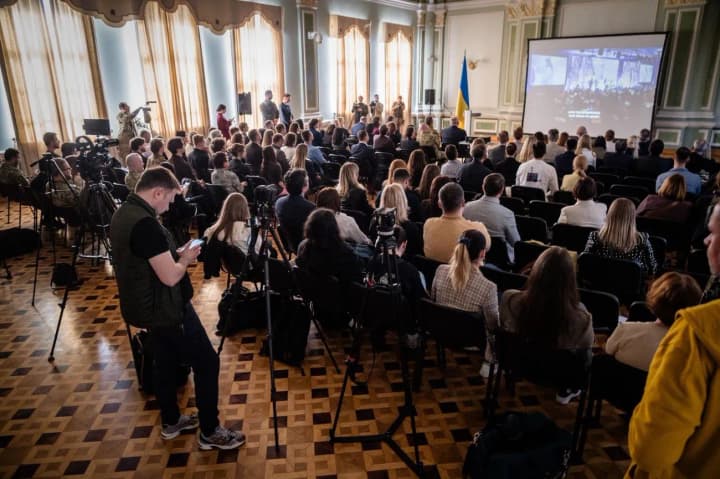 sibiga-otkril-premeru-filma-kulturnikh-sil-in-thanks-we-trust-o-muzikalnom-ture-v-znak-blagodarnosti-ssha