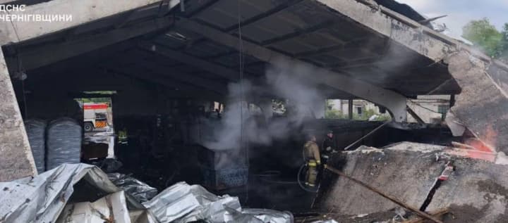 udar-rf-po-chernigovskoi-oblasti-neskolko-popadanii-povrezhden-obekt-v-tsentre-bolshoi-pozhar-v-oblasti-gschs