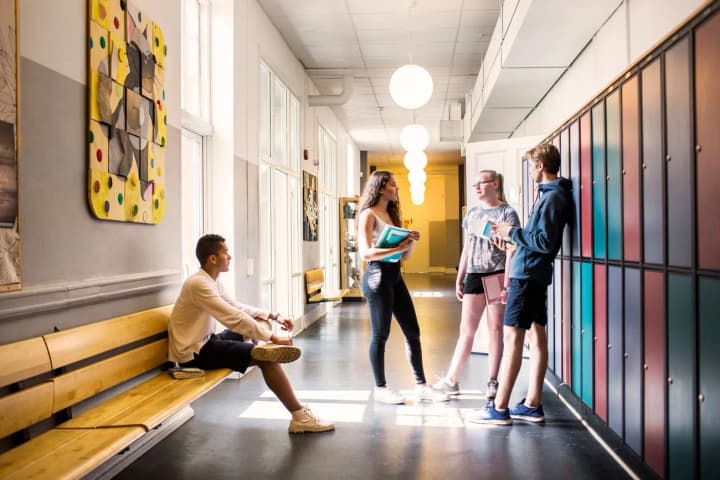 estoniia-vprovadzhuie-shi-u-shkolakh-ne-zaboroniaiuchy-smartfony