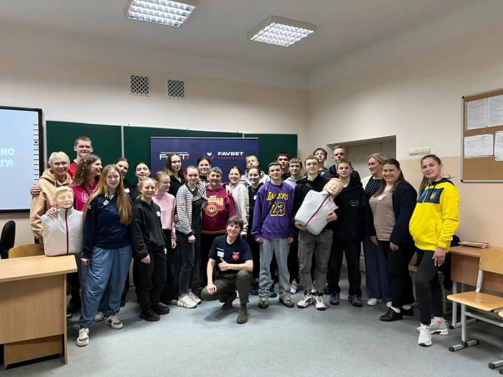 favbet-foundation-ta-fast-navchaiut-riatuvaty-zhyttia-novyi-etap-treninhiv-dlia-uchniv-sportyvnoho-litseiu