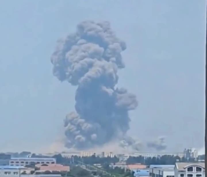 u-kytai-stavsia-potuzhnyi-vybukh-na-khimichnomu-zavodi-u-nebo-zdiiniavsia-stovp-dymu