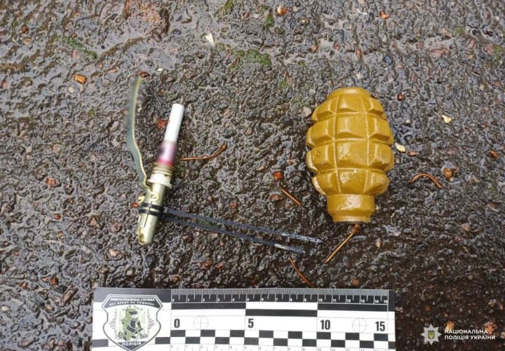 na-rivnenshchyni-cholovik-pohrozhuvav-pidirvaty-hranatu-u-budynku-yoho-zatrymaly-politsiia