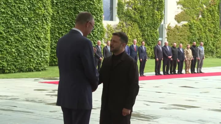 zelenskyi-zustrivsia-z-mertsem-v-berlini-vidbulasia-ofitsiina-tseremoniia