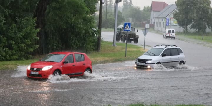 ukraintsiv-poperedyly-pro-pohirshennia-pohodnykh-umov-yak-ubezpechyty-sebe-na-avtodorohakh