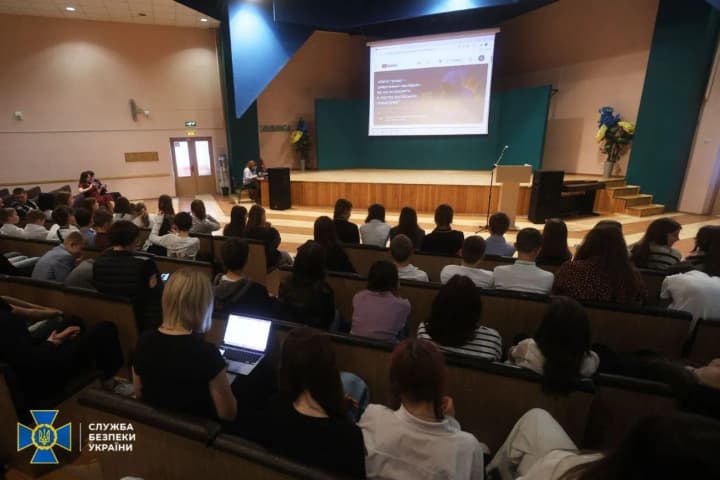 urok-bezopasnosti-v-shkolakh-podrostkam-rasskazali-kak-ne-popast-na-kryuchok-spetssluzhb-rf