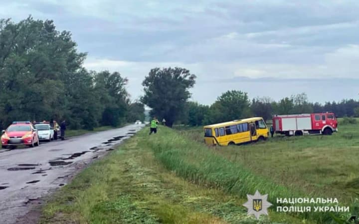 v-poltavskoi-oblasti-shkolnii-avtobus-s-desyatyu-detmi-viletel-v-kyuvet-yest-travmirovannie