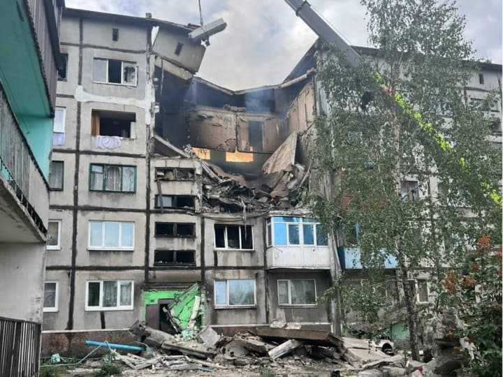 v-donetskoi-oblasti-rossiyane-dronom-popali-v-mnogoetazhku-raneni-zhenshchina-i-podrostok